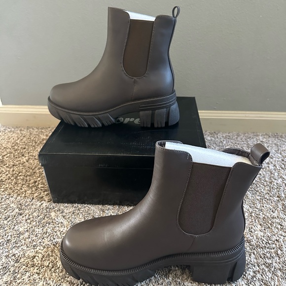 New brown Chelsea boots - Picture 8 of 9